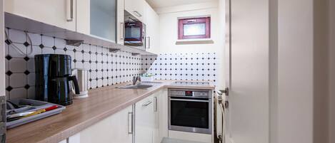 Jääkaappi, mikroaaltouuni, uuni, liesi