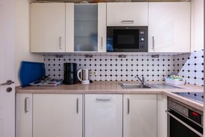 Een koelkast, een microgolfoven, een oven, een kookplaat