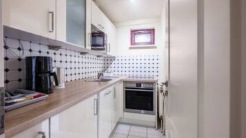 Een koelkast, een microgolfoven, een oven, een kookplaat