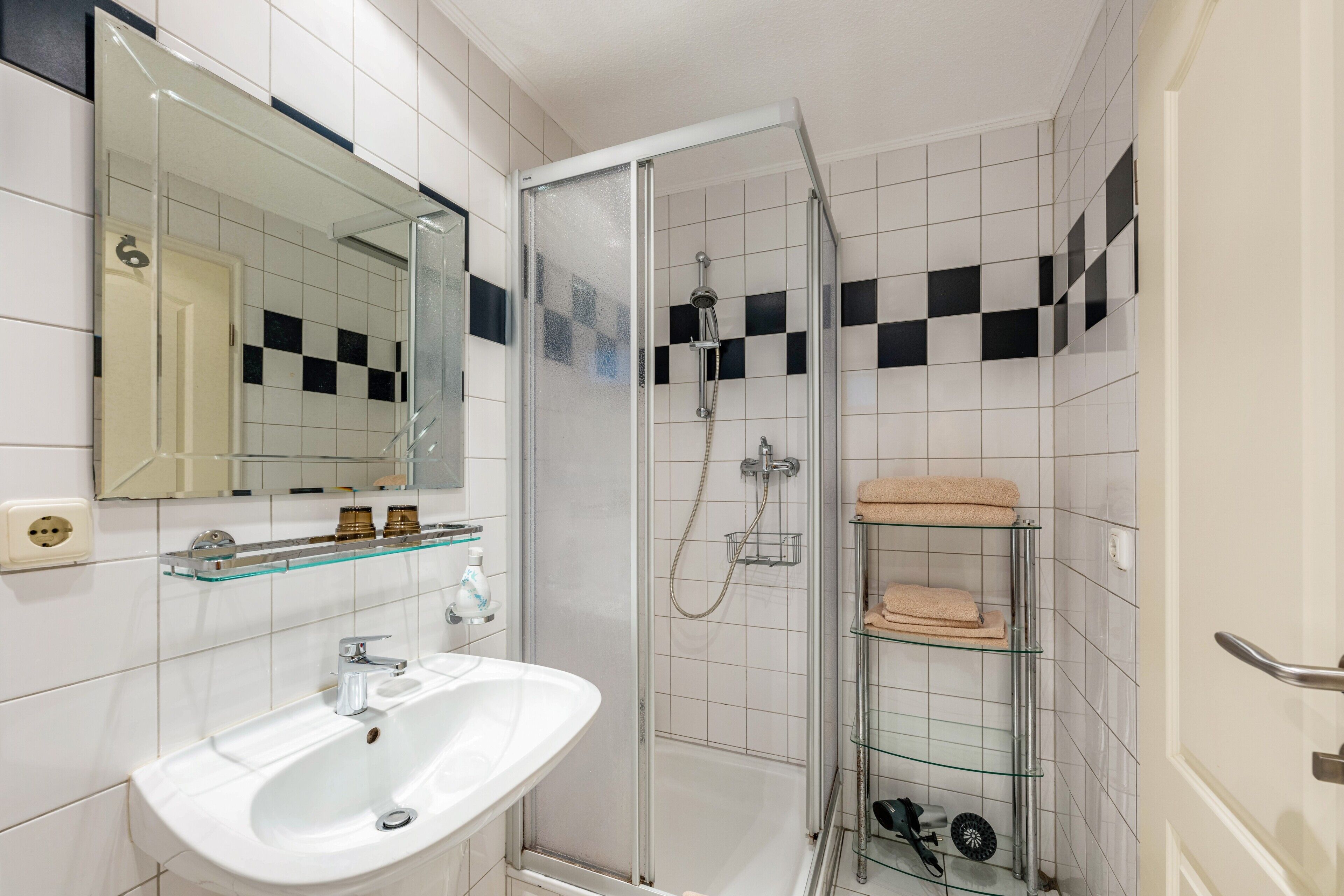 Dusche, Haartrockner, Handtücher