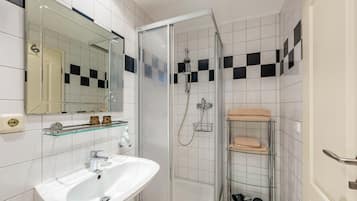 Dusj, hårføner og håndklær