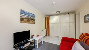 Televisie, een dvd-speler en een stereo