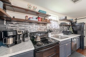 Een koelkast, een microgolfoven, een oven, een kookplaat