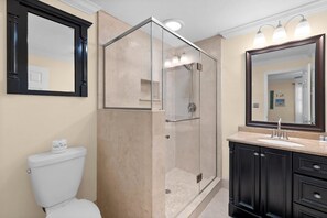 Douche, sèche-cheveux, serviettes fournies