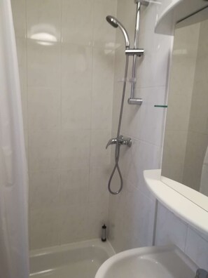 Ducha, secador de pelo, toallas