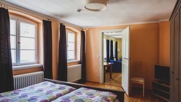 1 habitación, tabla de planchar con plancha y ropa de cama