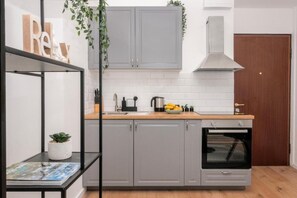 Refrigerador, horno, parrilla de estufa y cafetera y tetera 
