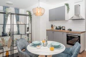 Kühlschrank, Ofen, Herdplatte, Wasserkocher mit Kaffee-/Teezubehör