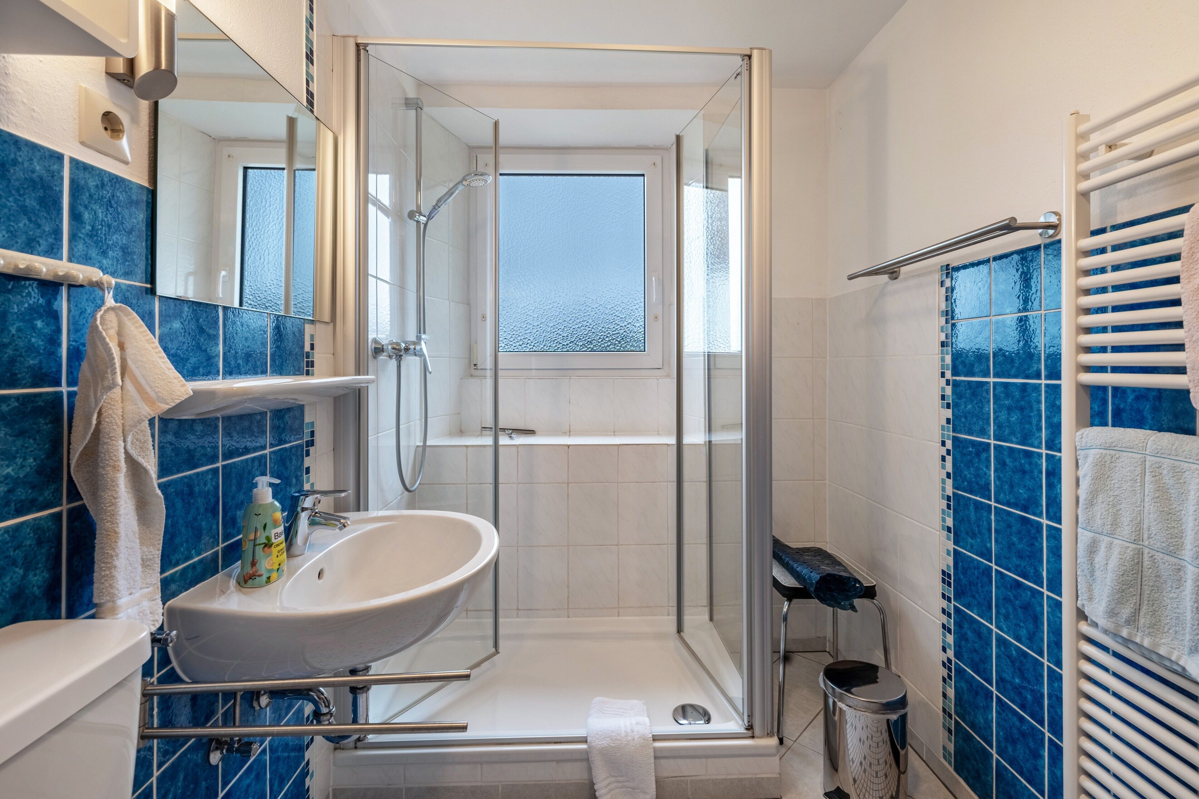 Een douche, een haardroger, handdoeken