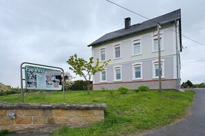 Exterior - Apartment 'Fewo Zum Alten Bahnhof' with Wi-Fi (Reinsberg OT Dittmannsdorf)