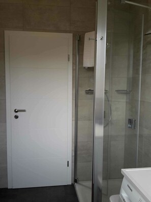 Douche, articles de toilette gratuits, sèche-cheveux