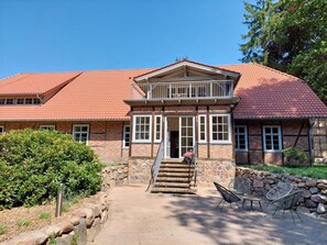 Exterior - Wintergarten Suite: Lake Access, Wi-Fi, Parking, 2 Bathrooms, Large Garden (Dedelstorf)