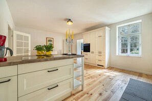 Fridge, microwave, oven, stovetop - Suite with Conservatory, Mountain View, Shared Pool & Wi-Fi (Dedelstorf)