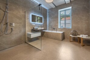 Shower, hair dryer - Wintergarten Suite: Lake Access, Wi-Fi, Parking, 2 Bathrooms, Large Garden (Dedelstorf)