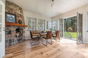 Dining - Suite with Conservatory, Mountain View, Shared Pool & Wi-Fi (Dedelstorf)