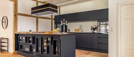 Réfrigérateur, four à micro-ondes, un four, surface de cuisson