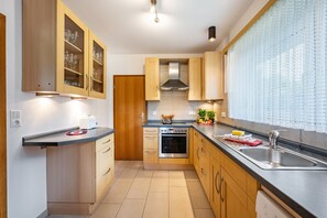 Frigorifero, microonde, forno, piano cottura