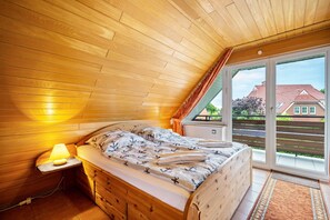 4 bedrooms, desk, iron/ironing board, free WiFi