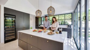 Refrigerador, microondas, horno y lavavajillas 