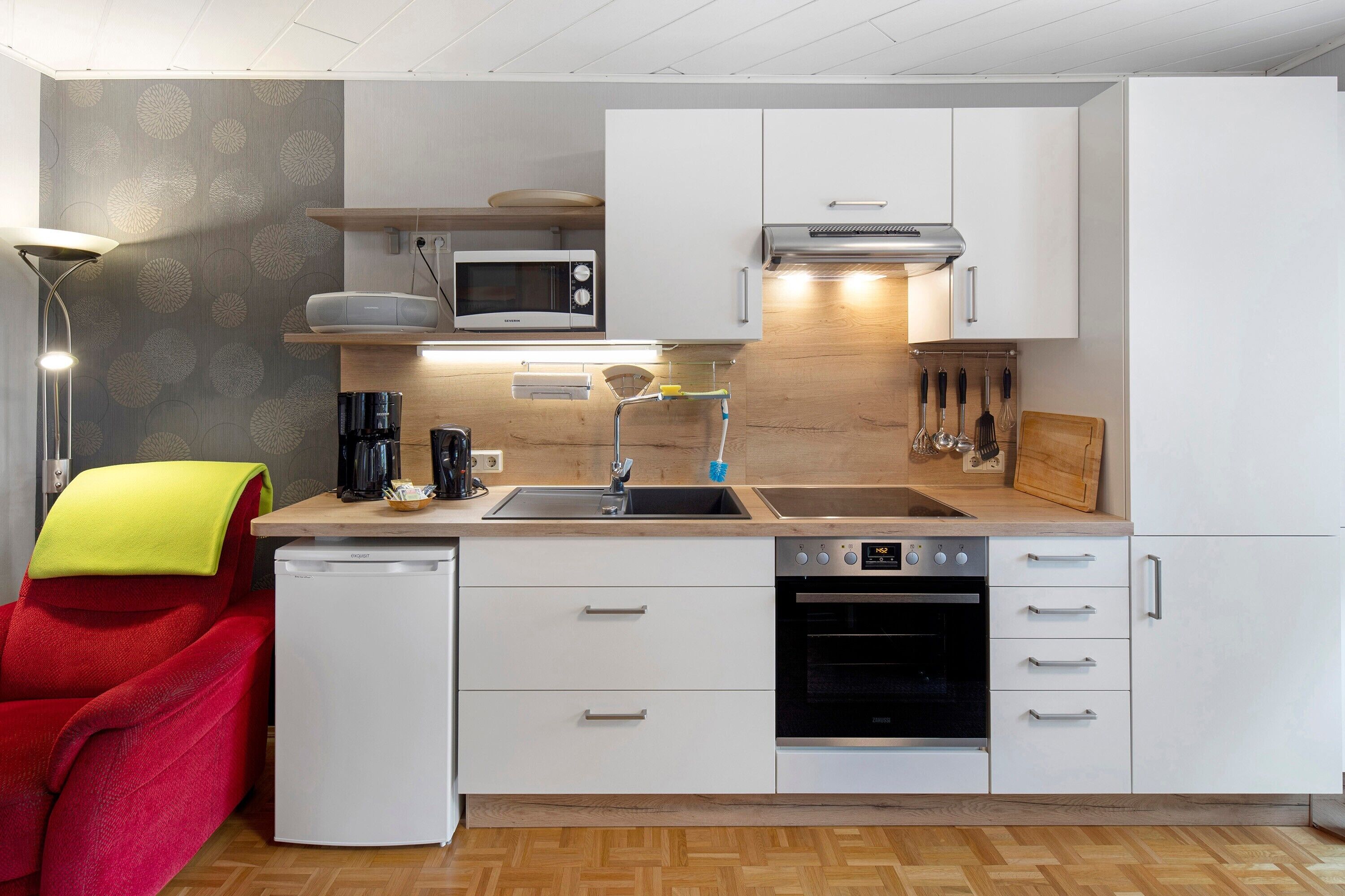 Réfrigérateur, micro-ondes, four, plaque de cuisson