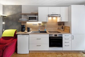 Køleskab, mikrobølgeovn, ovn, kogeplade