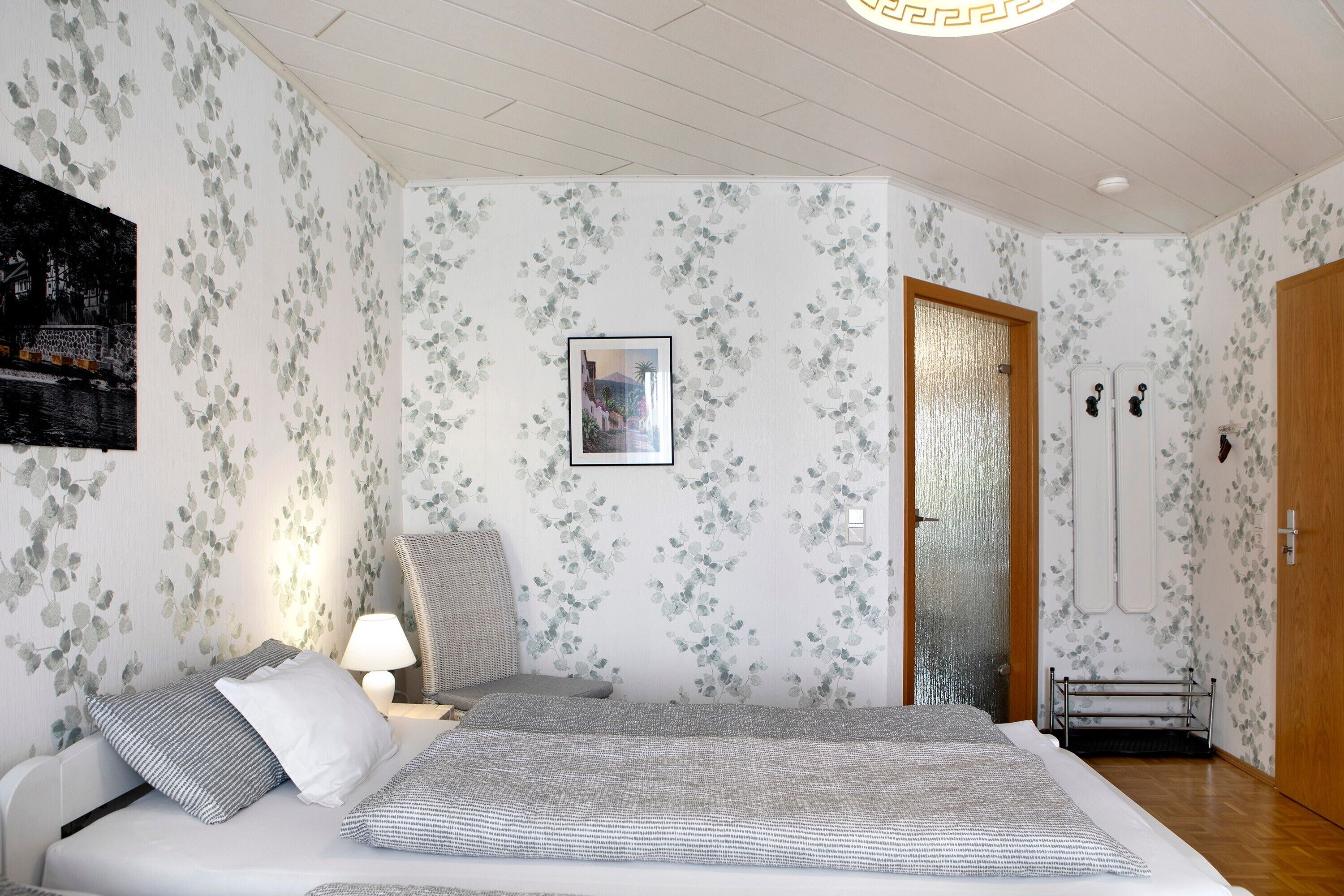 1 habitación, tabla de planchar con plancha, wifi gratis y ropa de cama 