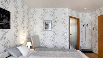 1 habitación, tabla de planchar con plancha, wifi gratis y ropa de cama