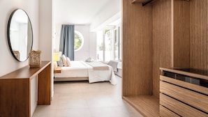 Ein modernes Schlafzimmer mit einem großen Bett, einem Holzschrank, einem Spiegel und einem Korbwäscher auf einer Holzkonsole.