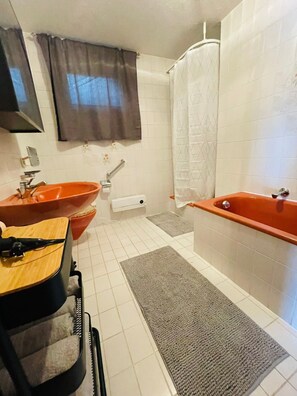 Shower, hair dryer, towels - Apartment Ferienwohnung 'Seeriwa' with Panorama View, Private Terrace and Wi-Fi (Stockach)