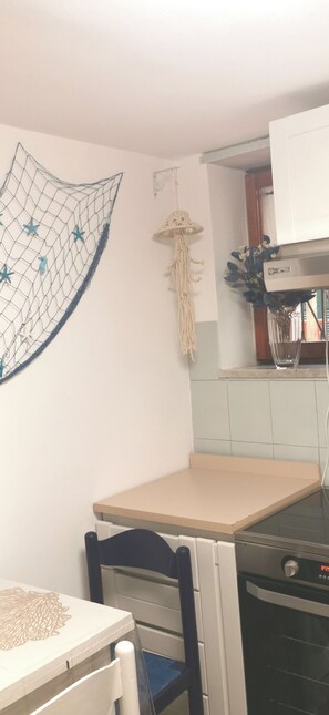 Refrigerador, horno, placa de cocina, cafetera/tetera