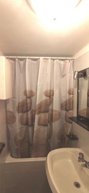 Secador de pelo, toallas