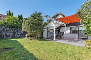 Outdoor dining - Holiday Home 'Ferienhaus Schönach' with Private Terrace and Wi-Fi (Herdwangen-Schönach)