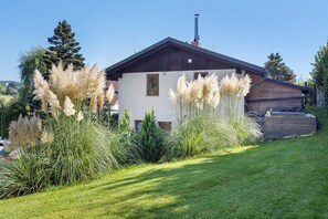 Property grounds - Holiday Home 'Ferienhaus Schönach' with Private Terrace and Wi-Fi (Herdwangen-Schönach)