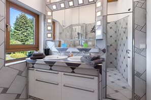 Regadera, amenidades de baño gratuitas, secadora de cabello, toallas 