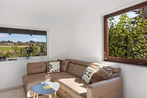 TV - Holiday Home 'Ferienhaus Schönach' with Private Terrace and Wi-Fi (Herdwangen-Schönach)