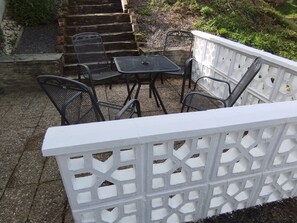 Outdoor dining - Apartment 'Das Spatzennest' with private terrace and meadow in a quiet location (Riol)