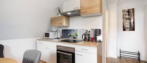 Réfrigérateur, micro-ondes, four, plaque de cuisson