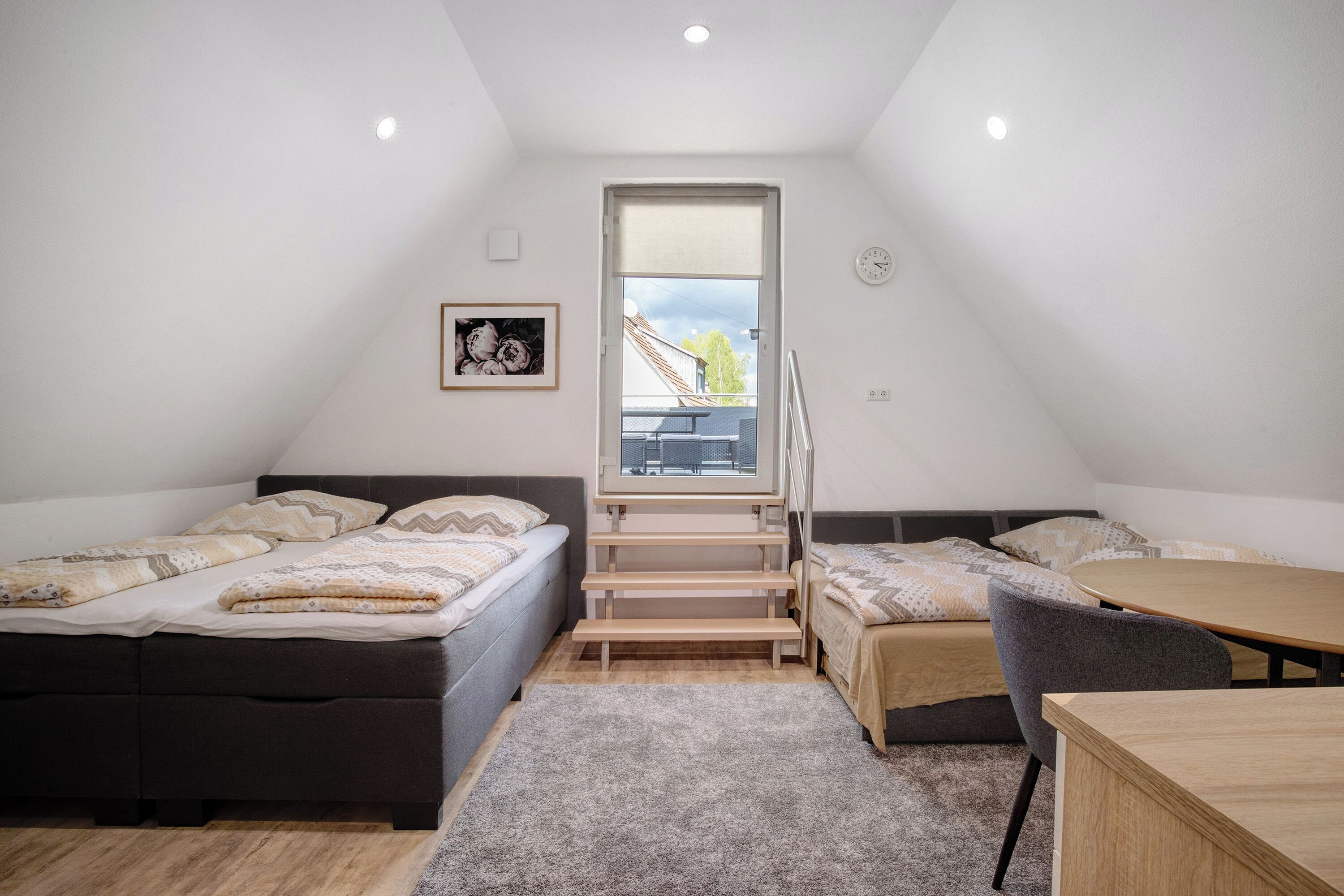 Tabla de planchar con plancha, wifi gratis, ropa de cama