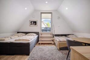 Tabla de planchar con plancha, wifi gratis, ropa de cama