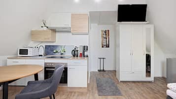 Frigorífic, microones, forn i placa de cuina