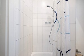 Shower, hair dryer, towels - Apartment 'Wohnen Auf Dem Weingut - Klein Und Fein' with Shared Terrace, Shared Garden and Wi-Fi (Maring-Noviand)