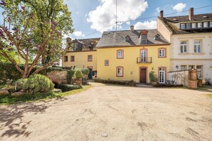 Exterior - Apartment 'Napoleonzimmer Studio' with Shared Terrace, Shared Garden and Wi-Fi (Maring-Noviand)
