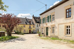 Exterior - Apartment 'Ferienwohnung Abtei Klosterhof' with Shared Terrace, Shared Garden and Wi-Fi (Maring-Noviand)