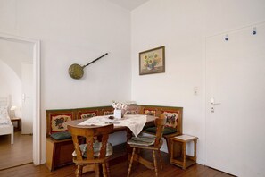 Dining - Apartment 'Ferienwohnung Abtei Klosterhof' with Shared Terrace, Shared Garden and Wi-Fi (Maring-Noviand)