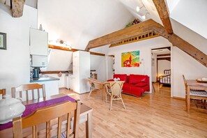 TV - Apartment 'Schwalbennest Auf Dem Weingut' with Shared Terrace, Shared Garden and Wi-Fi (Maring-Noviand)