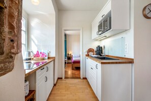 Fridge, microwave, oven, stovetop - Apartment 'Tresorzimmer - Studio' with Mountain View, Shared Terrace and Wi-Fi (Maring-Noviand)