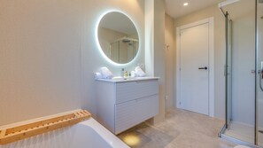 Douche, sèche-cheveux, serviettes fournies