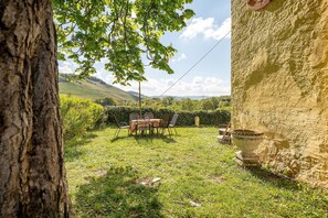 Outdoor dining - Apartment 'Kapelle - Urlaub Auf Dem Weingut' with Mountain View, Shared Terrace and Wi-Fi (Maring-Noviand)