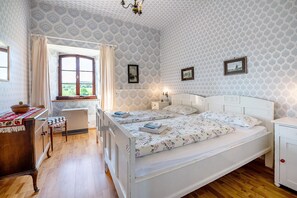 2 bedrooms, free WiFi, bed sheets - Apartment 'Kapelle - Urlaub Auf Dem Weingut' with Mountain View, Shared Terrace and Wi-Fi (Maring-Noviand)