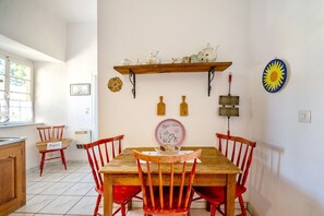 Dining - Apartment 'Kapelle - Urlaub Auf Dem Weingut' with Mountain View, Shared Terrace and Wi-Fi (Maring-Noviand)